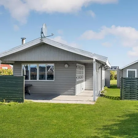 Gorgeous In With Kitchen Holiday home